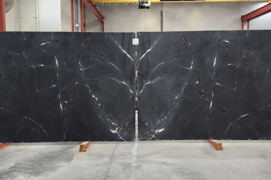 BLACK DIAMOND LEATHERED QUARTZITE 